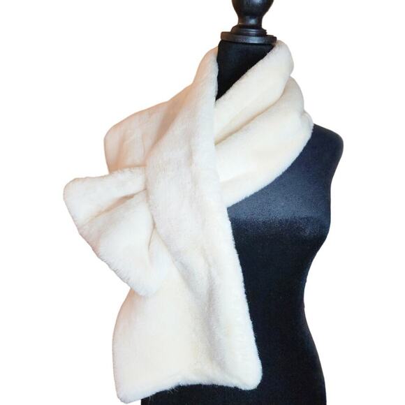APPARIS Bambi Faux Fur Scarf - Picture 4 of 11